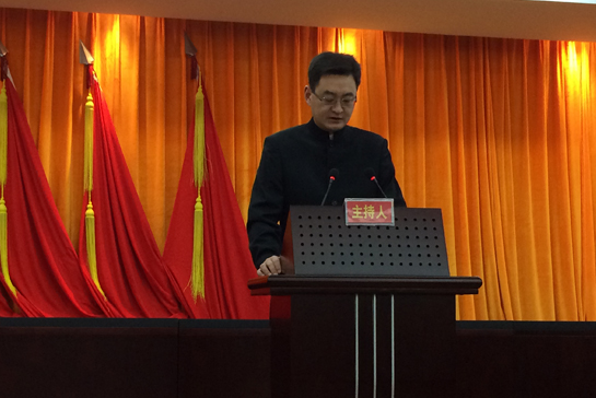 中投顧問產業戰略規劃專家在主席臺發言